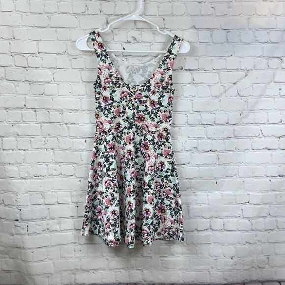 H&M Divided White Floral Skater Dress Sleeveless Scoop Tank Stretch Knit Size 6 - Picture 4 of 6